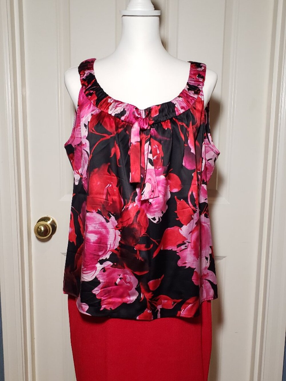 Large St. John silk tank top with Red & Pink flowers